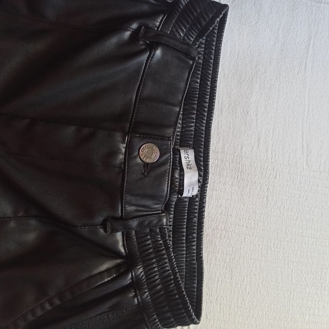 Pantalones cargo polipiel negros