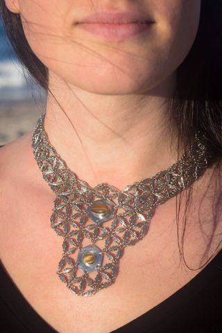 Collar de Malla con Piedras Naturales Hecho a Mano