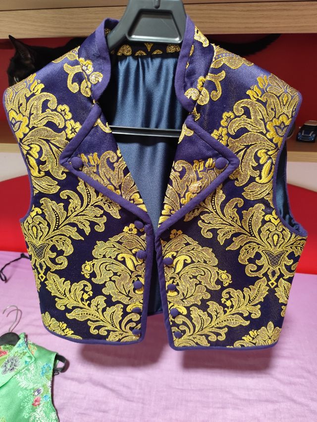 Dos Chalecos juveniles azul y dorado