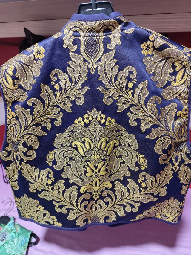 Dos Chalecos juveniles azul y dorado