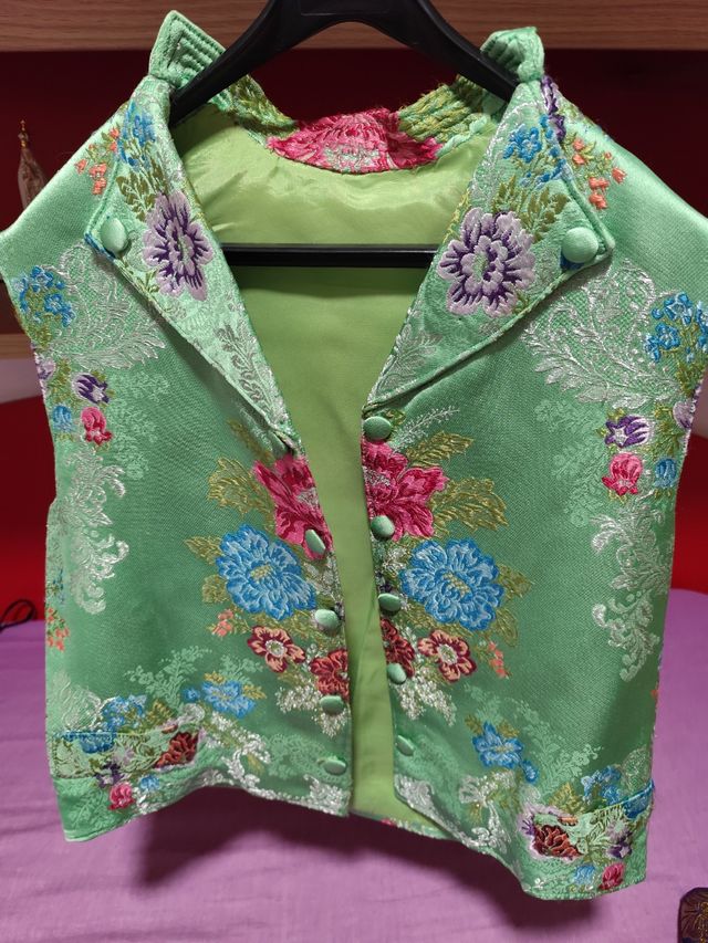 Dos Chalecos juveniles azul y dorado