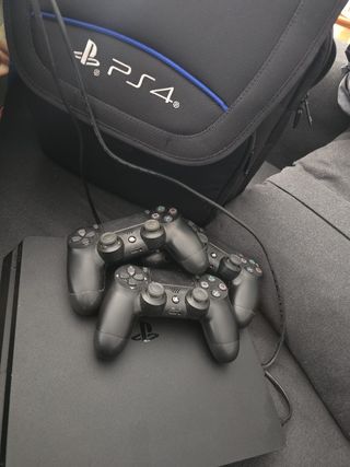 PS4(PlayStation4) negra+funda+4 mandos+gafasVR