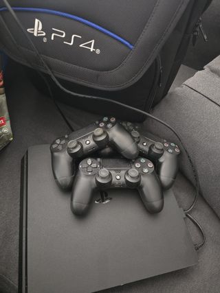 PS4(PlayStation4) negra+funda+4 mandos+gafasVR
