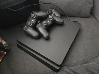 PS4(PlayStation4) negra+funda+4 mandos+gafasVR