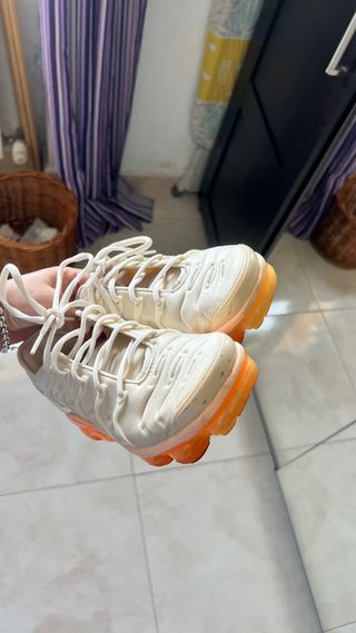 Nike Air VaporMax Plus - Crema y Naranja