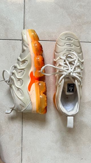 Nike Air VaporMax Plus - Crema y Naranja