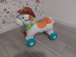 Caballo balancín y correpasillos