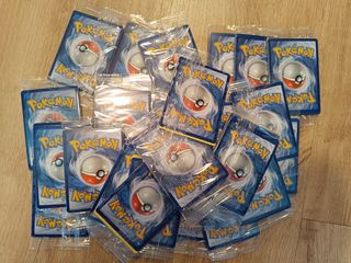 29 sobres Pokémon TCG.