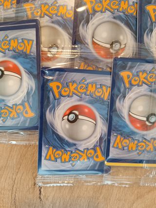 29 sobres Pokémon TCG.