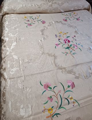 Colcha Moire bordada marfil