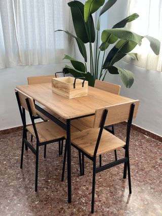 Conjunto de mesa de cocina con 4 sillas.