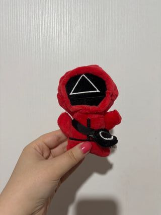 Pupazzo Squid Game rosso