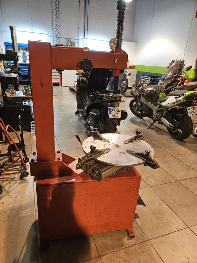 Máquina cambio neumáticos moto