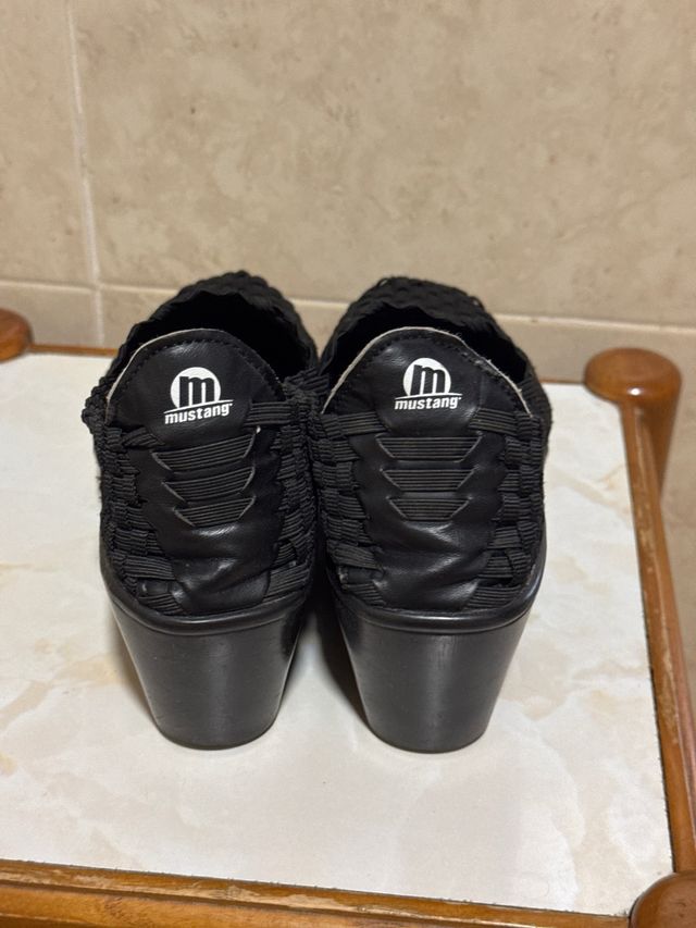 Zapatillas Mustang negras - Cuña