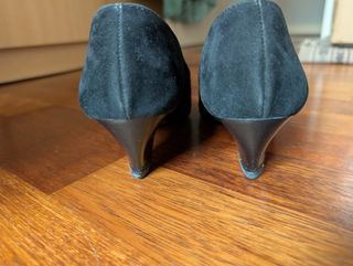 Zapatos de ante negros, bordados en la puntera 