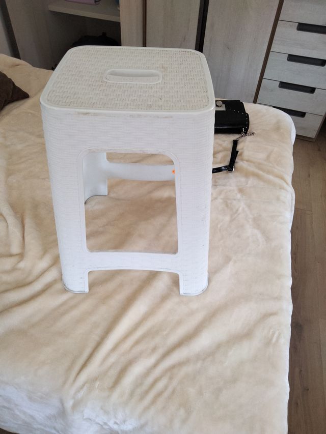 Taburete blanco plástico