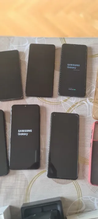 12 telefoni seminuovi, 8 Samsung, 3 Oppo, 2 Xiaomi, leggi messaggio