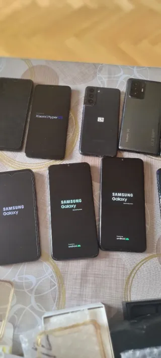 12 telefoni seminuovi, 8 Samsung, 3 Oppo, 2 Xiaomi, leggi messaggio