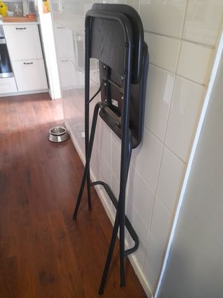 Banqueta negra plegable  74 cm. Altura del asiento