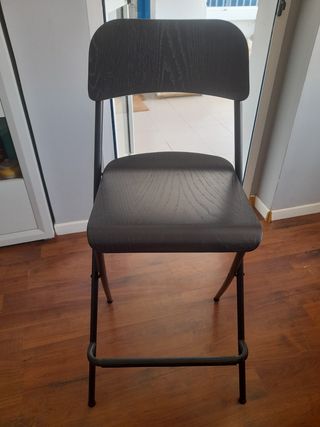 Banqueta negra plegable  74 cm. Altura del asiento