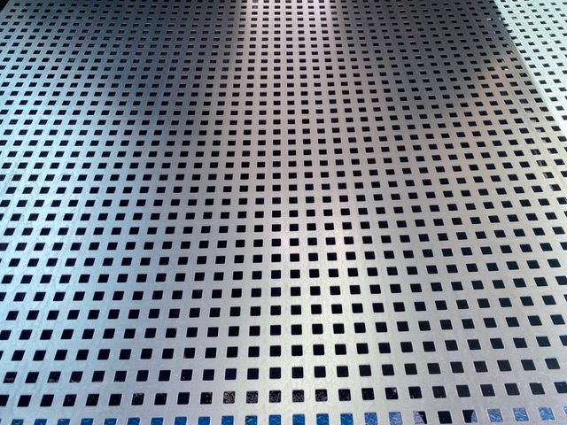 Chapa perforada galvanizada C-10