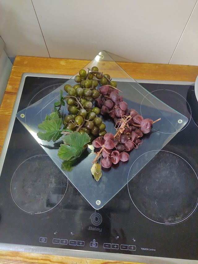 URGE pongotodo, Plato vidrio + uvas decorativas