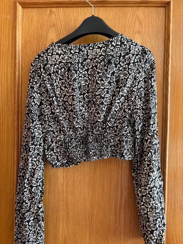 Blusa Pull&Bear flores - Talla S