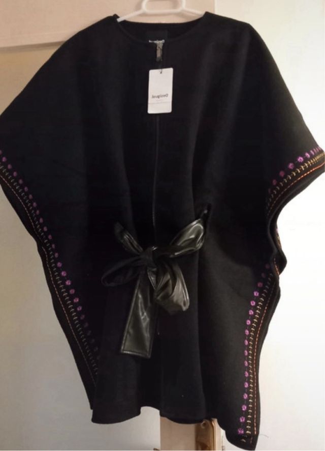Poncho Desigual negro