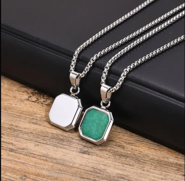 Collar con dije cuadrado verde