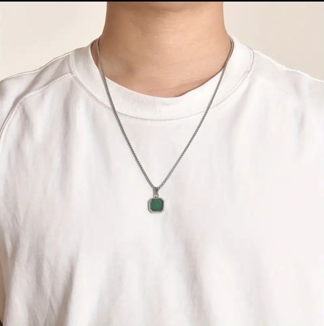 Collar con dije cuadrado verde