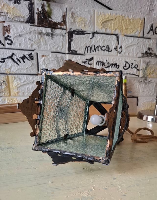 Farol antiguo de metal y cristal 