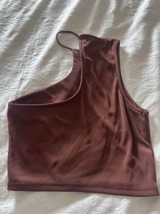 Top Bershka asimétrico Marron