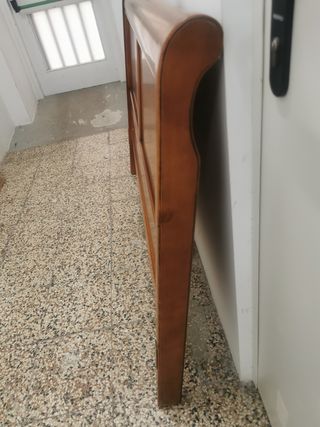 Cabecero de madera marrón