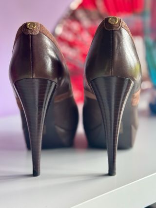 zapatos de tacón. Tacones Guess marrones 37. 