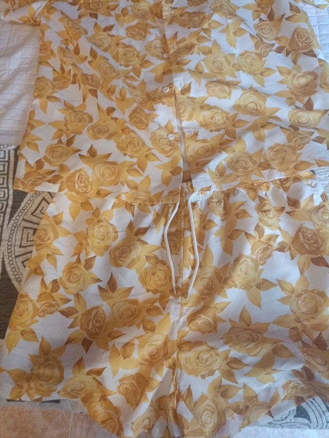 Conjunto de verão para homem branco e amarelo