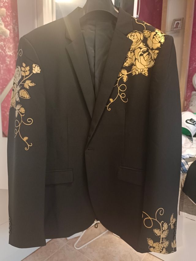 Jaqueta preta com rosas douradas