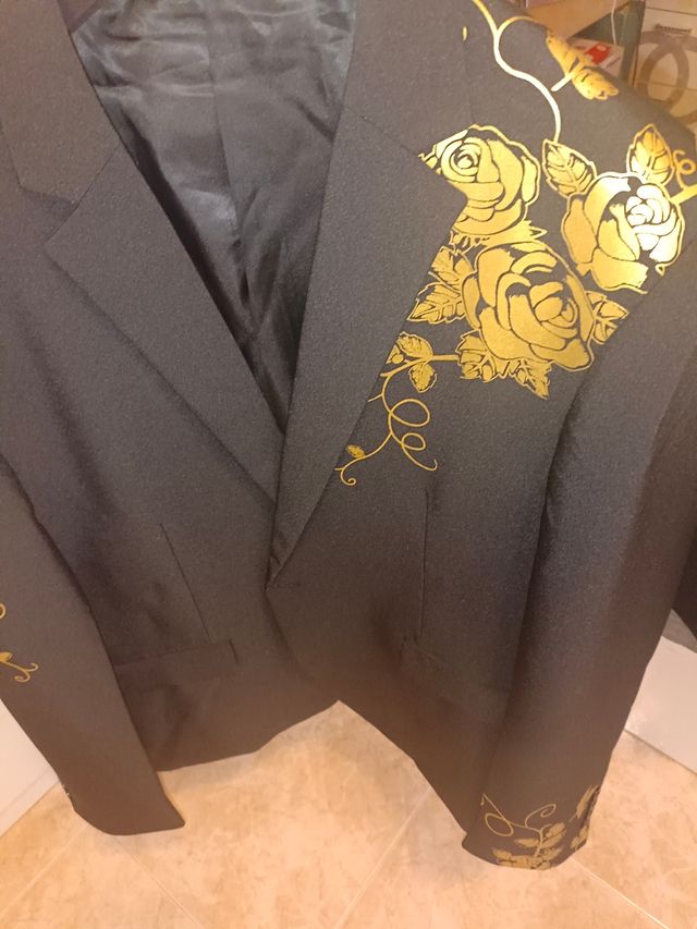 Jaqueta preta com rosas douradas