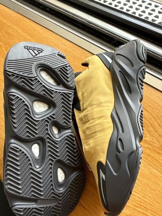 Adidas Yeezy Boost 700 - Oro/Negro - 37 1/3