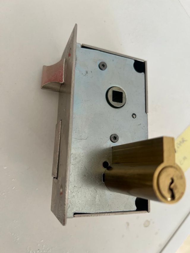 Cerradura de sobreponer CVL niquel 56B60D derecha