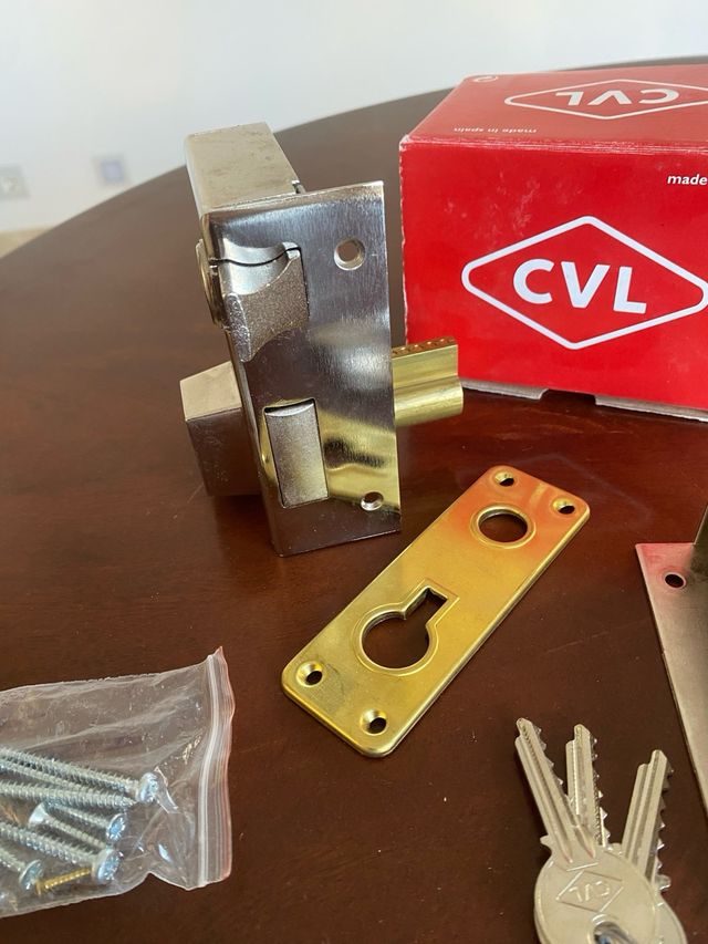 Cerradura de sobreponer CVL niquel 56B60D derecha