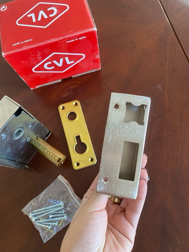 Cerradura de sobreponer CVL niquel 56B60D derecha