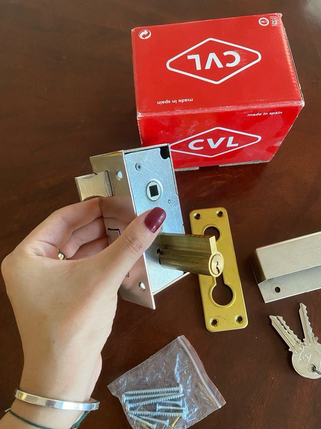 Cerradura de sobreponer CVL niquel 56B60D derecha