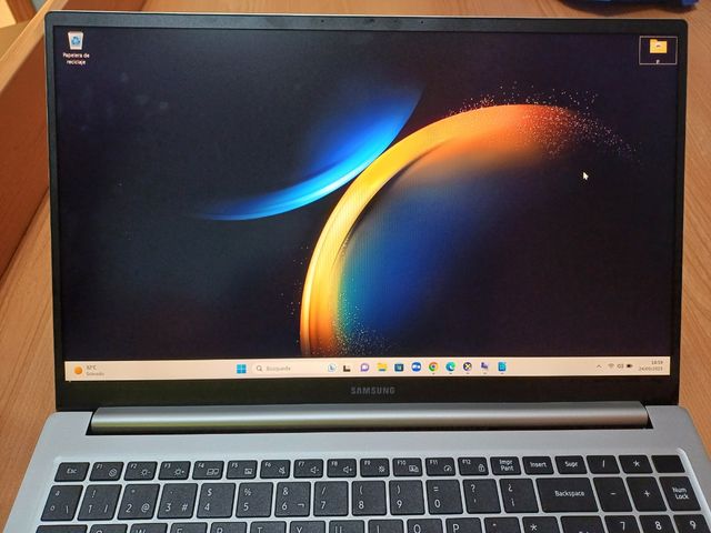 Ordenador portátil samsung book3 + maleta