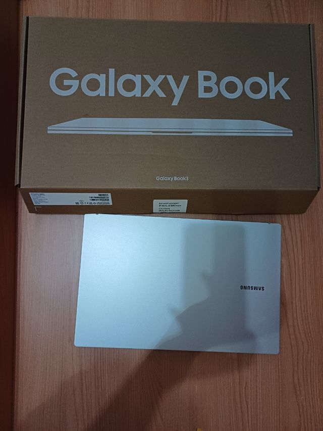 Ordenador portátil samsung book3 + maleta