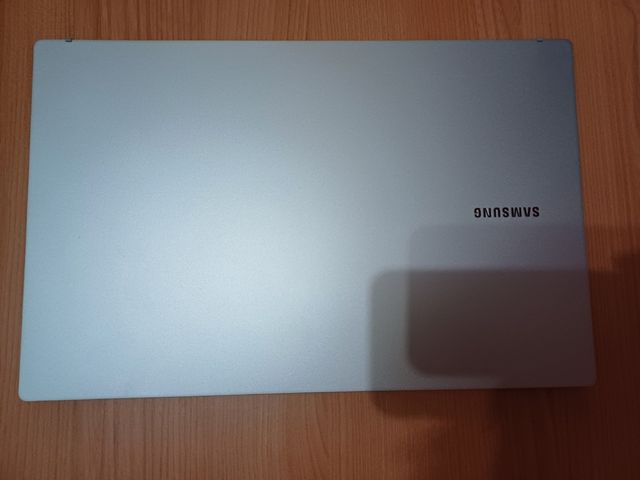 Ordenador portátil samsung book3 + maleta