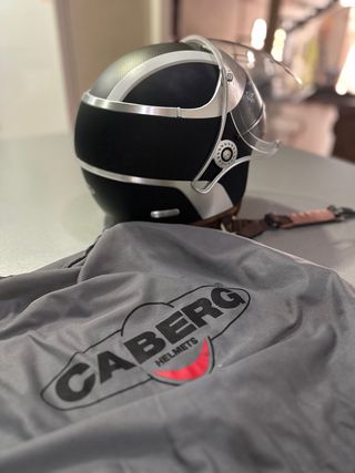 Casco de moto marca CABERG