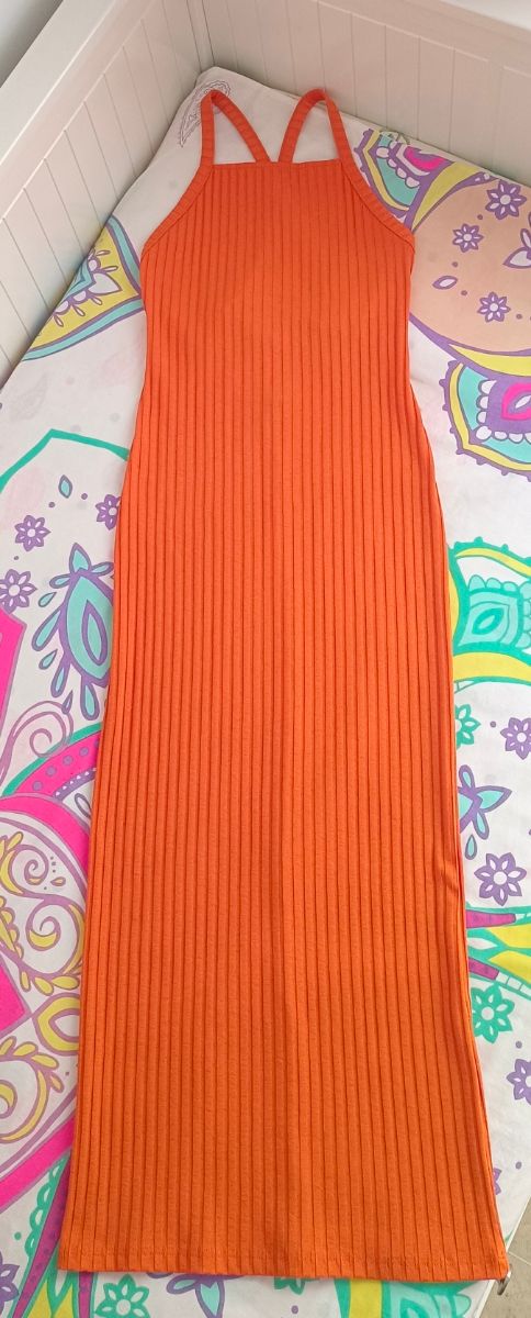 Vestido midi naranja ajustado