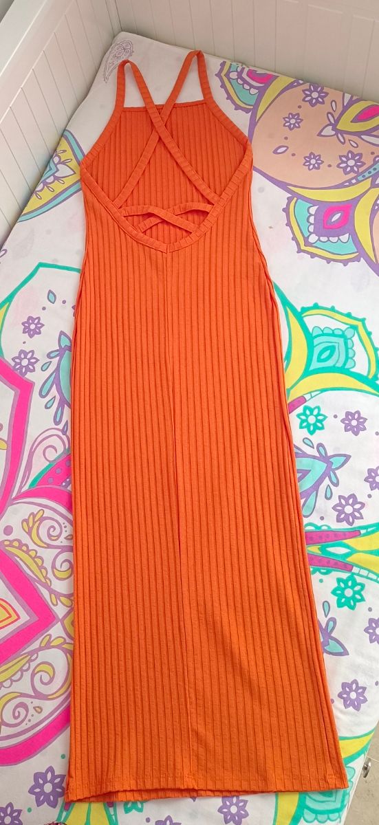 Vestido midi naranja ajustado