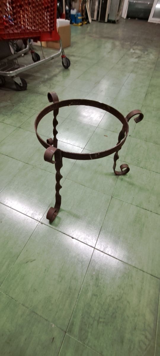 Soporte tiesto metal marrón