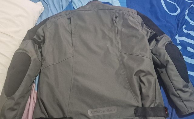 Chaqueta de moto color gris